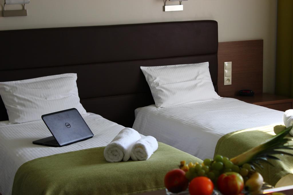 Hotel Pod Debem Tarnow Chambre photo