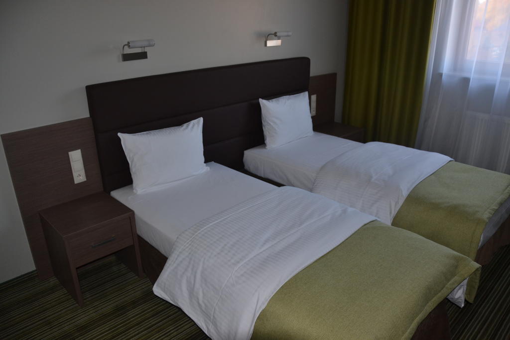 Hotel Pod Debem Tarnow Extérieur photo