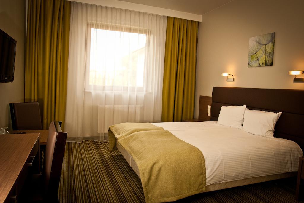 Hotel Pod Debem Tarnow Extérieur photo