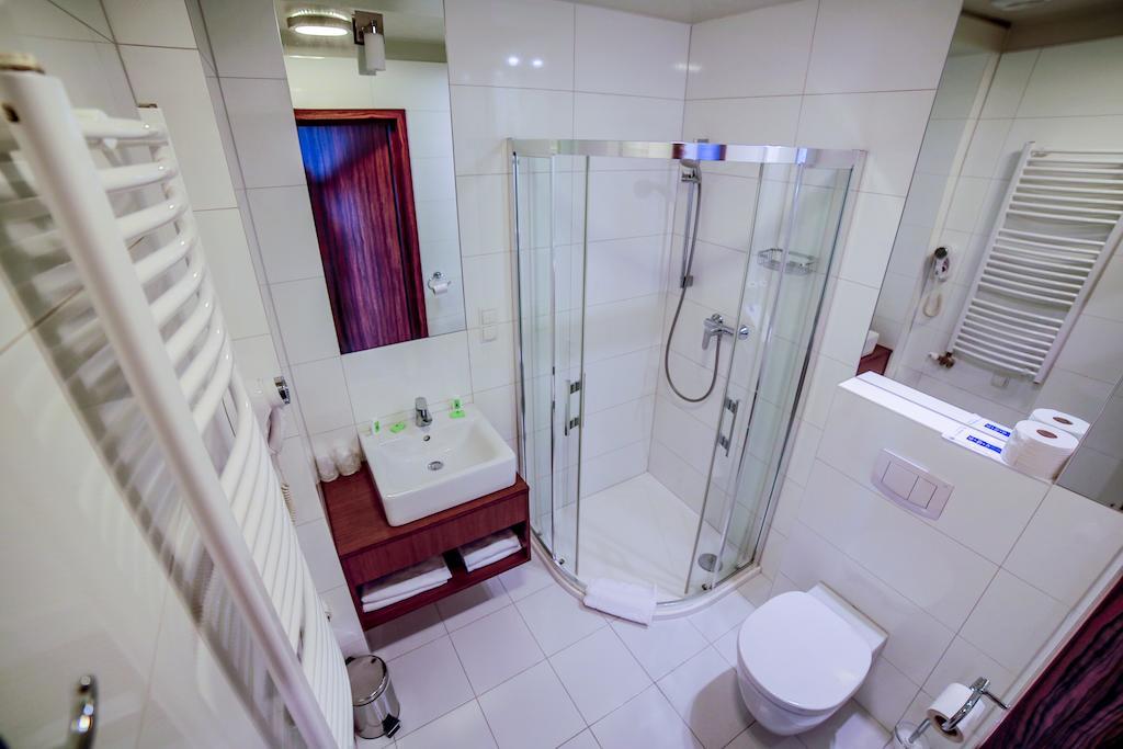 Hotel Pod Debem Tarnow Chambre photo