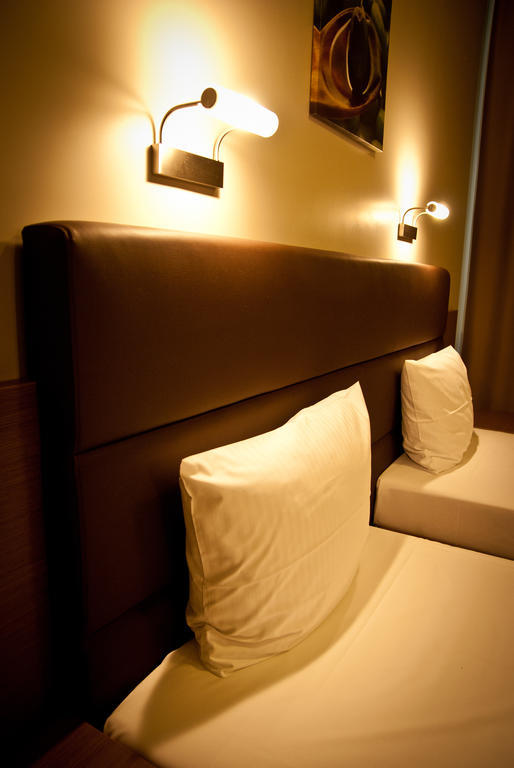 Hotel Pod Debem Tarnow Extérieur photo