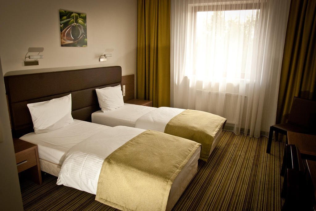 Hotel Pod Debem Tarnow Extérieur photo